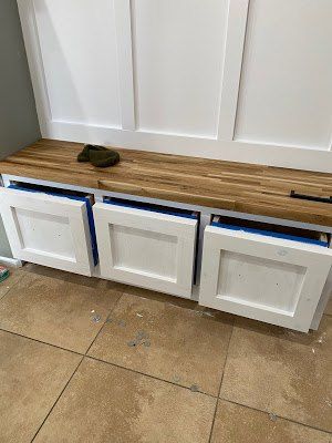 DIY Mudroom Built In/Hall Tree with a Bench & Drawers When we moved into our home (going on 4 years ago now) I had a vision for this little wall from the start. I knew I wanted a "mudroom" but being in California those don't exist, new builds are starting to incorporate them but not to the grandness of those beautiful country homes gracing our feeds lately. If you are looking for that craftsman/farmhouse charm of a place to hang your coat or sit down to put your shoes on and lack… Built In Hall Tree, Built In Entryway, Beautiful Country Homes, Diy Mudroom Bench Plans, Bench Drawers, Mudroom Storage, Hall Tree Bench, Mudroom Storage Bench, Plywood Edge