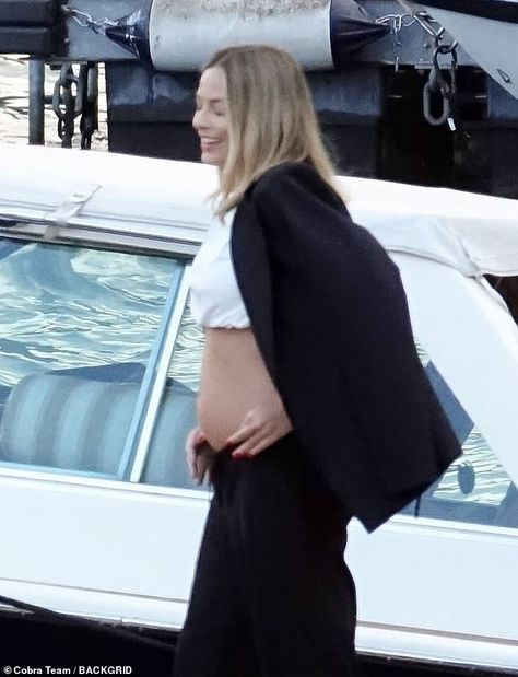 Margot Robbie flashes midriff in cropped white top Long Exposure Landscape, Pregnancy Fits, Hollywood Babylon, Tom Ackerley, I Tonya, Margot Robbie Style, Celeb Street Style, Italian Vacation, Life Dump