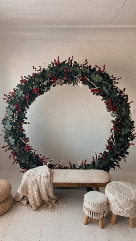 Christmas Photo Drop, Wreath Photo Backdrop, Christmas Wreath Photo Backdrop, Christmas Photo Spot Ideas, Christmas Garland Photo Backdrop, Simple Christmas Minis Indoor, Christmas Photoshoot Backdrop Diy, Christmas Wreath Backdrop, Christmas Photo Session Studio