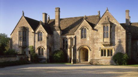 Scottish House, Castles To Visit, Manor Garden, English Architecture, Old Manor, Castles In Ireland, Castles In England, Medieval Houses, English Manor