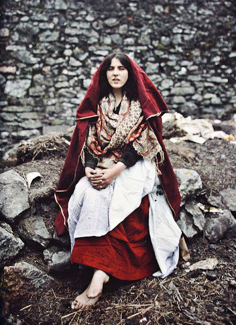 Autochrome Photography, Traditional Irish Clothing, Folkloric Dress, Irish Clothing, August Sander, Irish Rose, Irish Fashion, Irish Women, Celtic Heritage