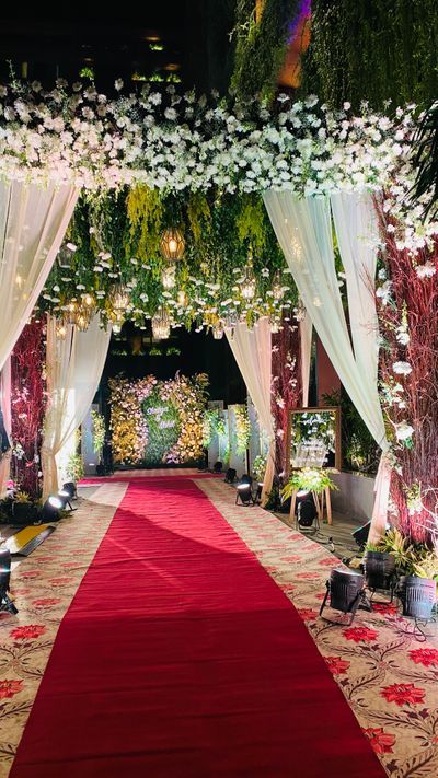 Mandap Entry Decoration, Entryway Decor For Wedding, Wedding Beground, Wedding Hall Background, Weeding Decoration Entry Gate, Open Wedding Decoration, Open Stage Decorations Wedding, Wedding Gallery Decoration, Wedding Passage Decoration