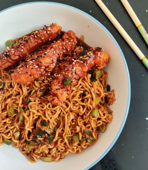 Spicy Chicken Instant Noodles Recipe https://fooooods.com/spicy-chicken-instant-noodles-cooksbyson Noodles Pic, Koka Noodles, Spicy Chicken Strips, Spicy Chicken Noodles, Noodles Spicy, Spicy Noodle, Spicy Wings, Chicken Noodles, Honey And Soy Sauce