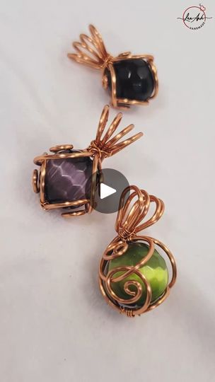 Wire Wrapped Stone Jewelry Tutorials, Christmas Wire Wrapped Jewelry, Cage Necklace Diy, Wire Wrapping Stones Tutorial, Easy Wire Wrapping Stones, Wire Pendant Tutorial, Charms Necklaces, Wire Jig, Wire Tutorials