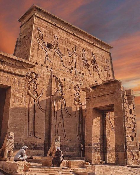 Ancient Egypt Architecture, Philae Temple, Ancient Egyptian Architecture, Starověký Egypt, Egypt Aesthetic, Egyptian Temple, Ancient Egypt History, Egyptian Artifacts, Old Egypt