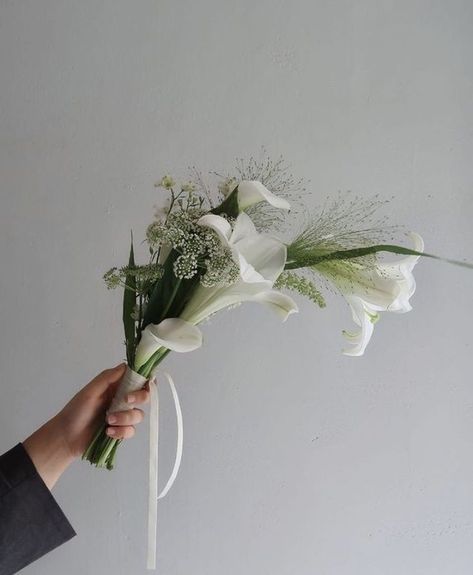 Simple Bridesmaid Bouquets, Small Bridesmaid Bouquets, Modern Bridal Bouquets, Small Bridal Bouquets, Modern Wedding Bouquets, Small Wedding Bouquets, Simple Wedding Bouquets, Bridesmaid Bouquet White, Modern Bouquet