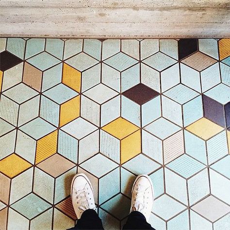 Geometric Tiles Geometric Tile Floor, Tiled Floor, Geometric Tiles, Trendy Kitchen, Kitchen Tiles, Op Art, Tile Patterns, B & B, Geometric Patterns