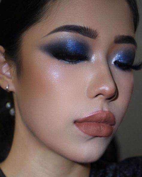 Dark Blue Eye Makeup Aesthetic, Navy Blue Makeup Ideas, Dark Blue Quince Makeup, Unique Prom Makeup, Royal Blue And Silver Makeup Looks, Blue Concert Makeup, Blue Sparkly Eye Makeup, Dark Blue Makeup Looks Simple, Navy Blue Quince Makeup