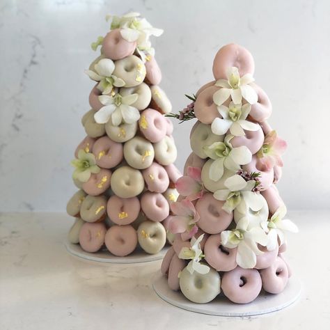 Macaron Delights| Catering on Instagram: “Chocolate dipped donuts 💕 Txt 0404225863 to order .…” 21st Cakes, Strawberry Tower, Donut Tower, Bridal Shower Desserts, Baby Shower Dessert Table, 21st Cake, Mini Doughnuts, Shower Desserts, Edible Arrangements