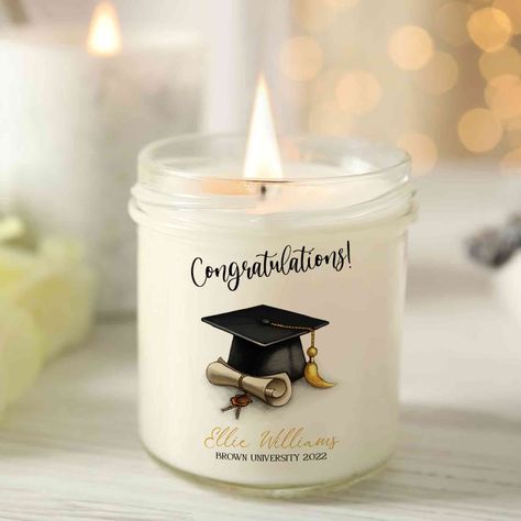 Congratulations Gift For College Graduation 2022, Unique Candle For Graduation, Custom Graduation Candle Gift Are you looking for the ideal personalized gift for a high school or college graduate? Take a look at our Graduation Candle! Show your latest grade how proud you are with one of our personalized graduation gift. This vanilla soy wax candle adds a special touch to graduation day. It can make a great low-cost, personalized gift that you'll be proud to give and they'll appreciate. ♥ INFORMA Graduation Party Souvenirs Gift Ideas, Graduation Day Gifts, Graduation Recuerdos, Graduation Suviners Ideas, Graduation Giveaways Gift Ideas, Graduation Party Souvenirs, Graduation Giveaways, Graduation Souvenirs Ideas, Graduation Gift Ideas College