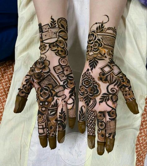 Front Hand Mehndi Design, Short Mehndi Design, Front Hand Mehndi, Tattoos Drawing, Henna Stencils, Floral Henna Designs, Hand Mehndi Design, Latest Henna Designs, Very Simple Mehndi Designs