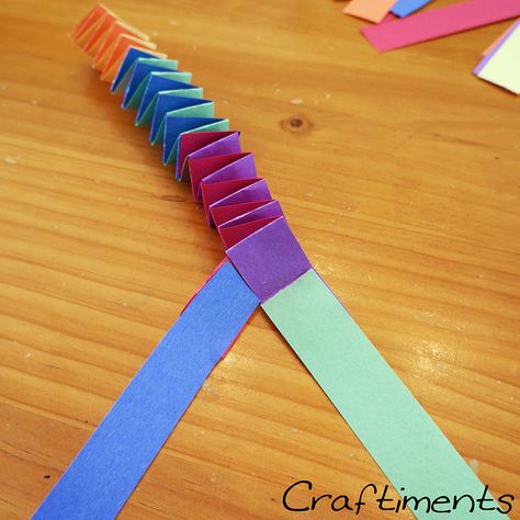 4. Adding more strips to folded paper garland. Snake Craft, Snake Crafts, Chinese New Year Crafts For Kids, New Year Crafts, Chinese Crafts, Construction Paper Crafts, Chinese New Year Crafts, Summer Camp Crafts, Dragon Crafts