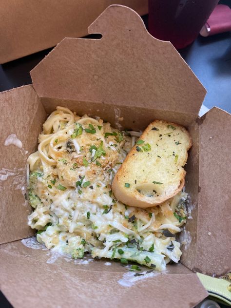 Fettuccine Alfredo from a food truck with a bay garlic bread. Pasta Food Truck, Italian Food Truck, Food Truck Aesthetic, Pasta To Go, Pasta Garlic, Food Truck Food, Pasta Shop, Food Truck Menu, Go Food