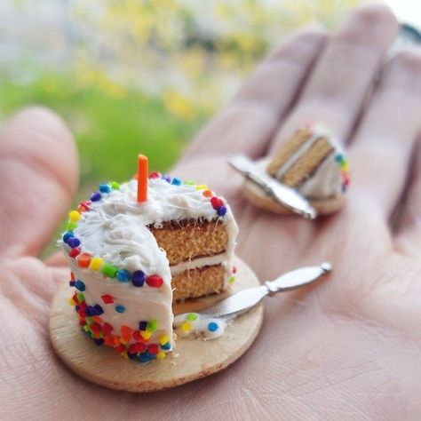 Polymer Clay Cake, Miniature Pottery, Mini Cakes Birthday, Food Charms, Miniature Cake, Polymer Clay Miniatures, Clay Food, Clay Ornaments, Clay Miniatures