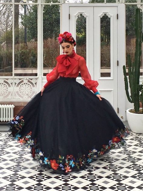 Catrina Costume, Outfit Mexicano, Halloween Fantasia, Joanne Fleming, Dead Costume, Black Couture, Traditional Mexican Dress, Gift Ornaments, Couture Skirts