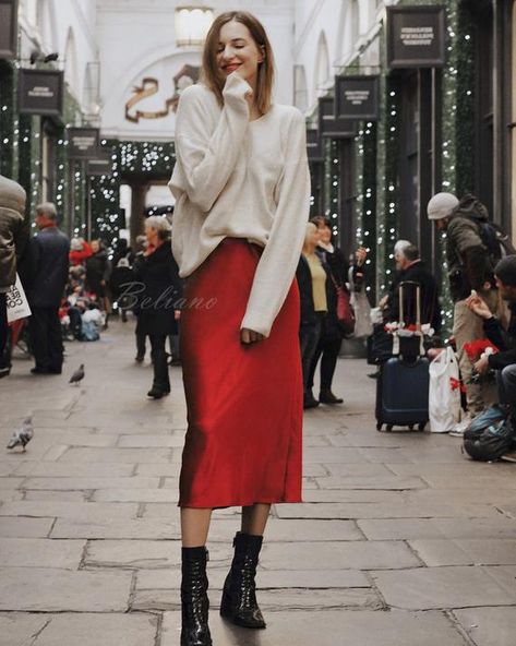 Red Silk skirt midi long Fall trend looks street style women slip silk bias skirt fall colors silk Red Satin Skirt Outfit, Red Silk Skirt, Red Satin Skirt, Red Skirt Outfits, Silk Skirt Outfit, Satin Skirt Outfit, Winter Skirt Outfit, Rock Outfit, Red Skirt