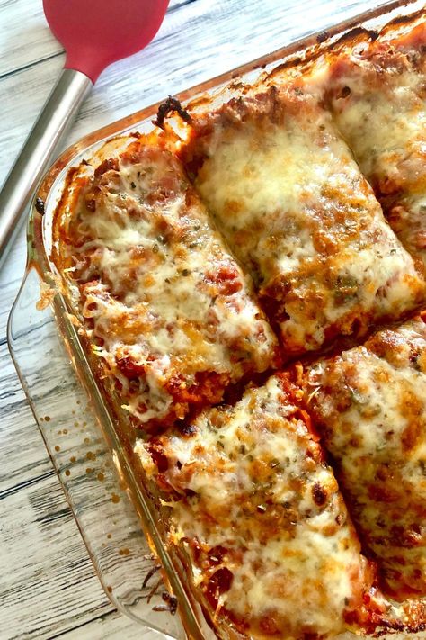 Zucchini Pizza Casserole is cheesy, saucy, and delicious - a meal that the whole family will love! It is low in carbohydrates and is gluten-free. Zucchini Pizza Casserole, Pizza Casserole Low Carb, Zucchini Ideas, Zucchini Crust, Zucchini Recipes Dessert, Zucchini Casserole Recipes, Wyse Guide, Recipe Zucchini, Deco Garden