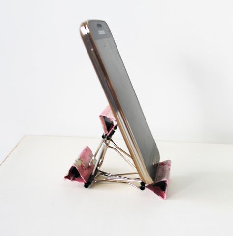 An easy and fun way to make a smart phone stand out of binder clips and washi tape! Photo tutorial! Diy Desk Organization Ideas, Diy Standing Desk Plans, Diy Cell Phone Stand, Diy Desk Organization, Diy Headphone Stand, Desk Organization Ideas, Diy Phone Stand, Diy Standing Desk, Diy Headphones