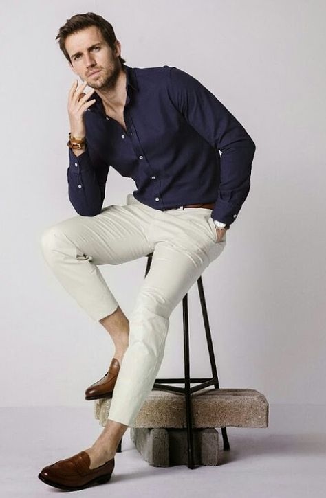 chino Chinos Men Outfit, Casual Look For Men, Simple Style Outfits, Formal Men Outfit, Classy Suits, Mens Fashion Classy, Mens Lifestyle, Inspiration Fashion, Business Casual Men