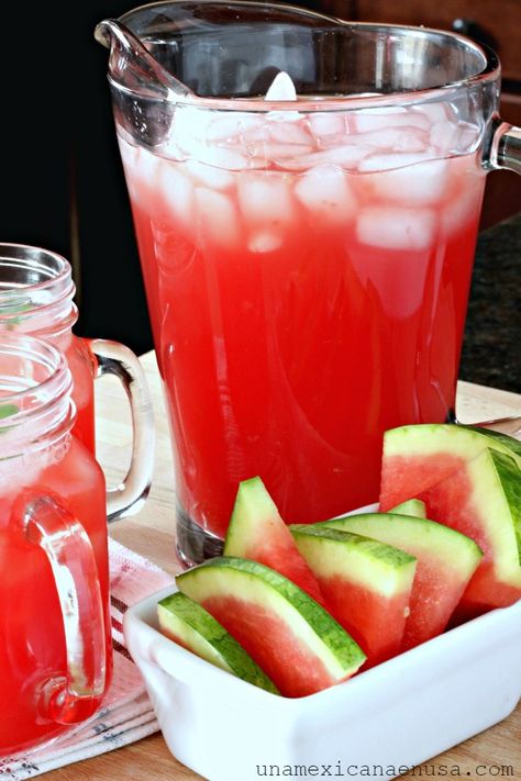 Agua Fresca de Sandía – Una Mexicana en USA Agua Fresca Recipe, Mexican Sweets, Rainbow Board, Mexican Drinks, Refreshing Drinks Recipes, Keto Drink, Agua Fresca, Homemade Drinks, Mexican Food Recipes Authentic