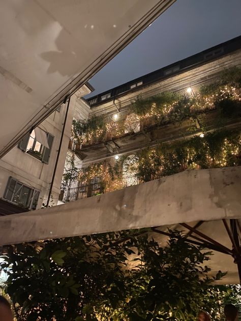 #plants #lights #garden #balcony #aesthetic #dinner #night #milan #10corsocomo #milano #italy #restaurant #aestheticphotos Rooftop Night, Balcony Aesthetic, Italy Restaurant, Aesthetic Dinner, 10 Corso Como, Dinner Night, Garden Balcony, Milano Italy, Balcony