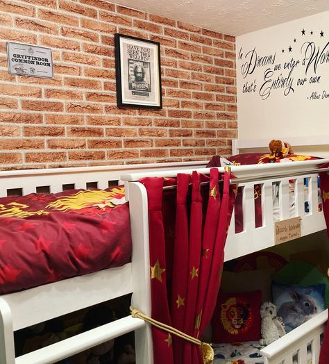 Harry Potter Bunk Bed, Harry Potter Room Decor Bedroom Ideas Gryffindor, Hogwarts Gryffindor, Harry Potter Room Decor, Bedroom Theme, Harry Potter Bedroom, Harry Potter Birthday Party, Harry Potter Room, Common Room