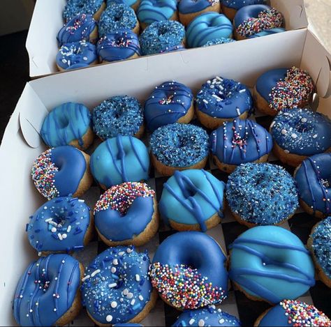 Stitch Donuts Ideas, Stitch Birthday Shirt, Blue Birthday Cake, Donut Decorating Ideas, ليلو وستيتش, Sonic Birthday Parties, Blue Donuts, Christmas Donuts, Stitch Birthday