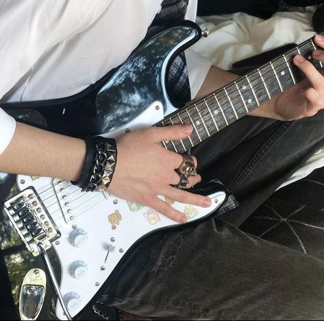 Barty Crouch Jr, Rockstar Aesthetic, Guitar Obsession, Cool Electric Guitars, Mötley Crüe, Music Aesthetic, Sirius Black, Aesthetic Grunge, Grunge Aesthetic