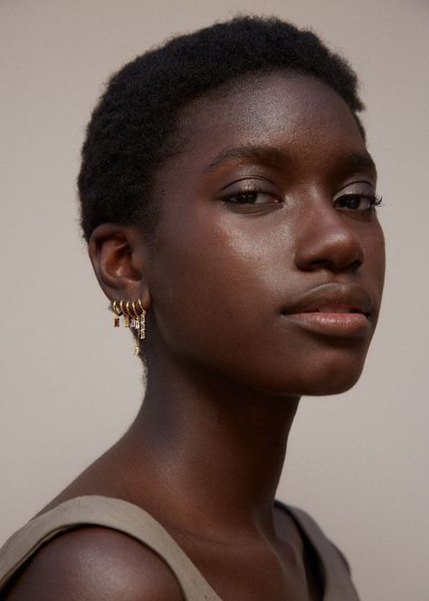 Moodboard Jewelry, Picture Portraits, Lamu Kenya, Soft Natural Makeup, Nigerian Women, Face Anatomy, Headshot Poses, Makeup For Black Skin, Face Drawing Reference