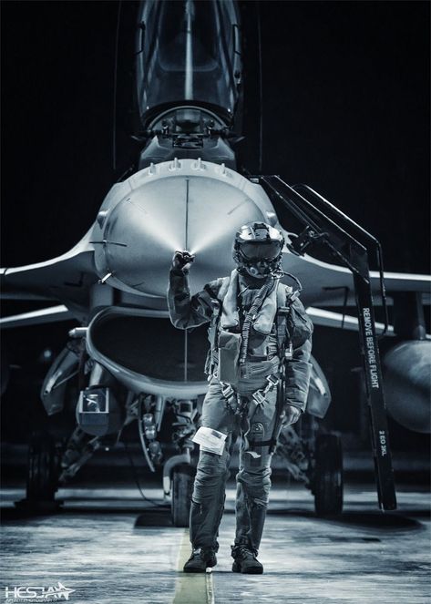 Air Force Pilot Wallpaper, F16 Fighter Jet, Fighter Pilot Pfp, Plane Pilot Aesthetic, F 16 Viper, Fighter Pilot Aesthetic, Fighter Jet Pilot, Aviation Aesthetic, Air Force Pictures