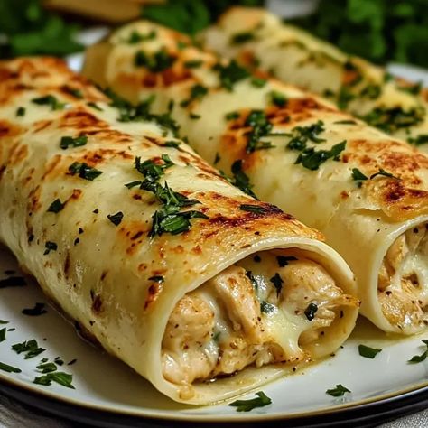 Cheesy Garlic Chicken Wraps - Recipes Cookery Fresh Eating Recipes, Easy To Go Dinners, Easy Cheesy Snack Recipes, Thanks Giving Appetizer Recipes, Easy To Make Lunch Ideas, Yummy Cheesy Food, Garlic Chicken Wraps, Cooking Recipes For Lunch, Meal Ideas For Dinner Healthy