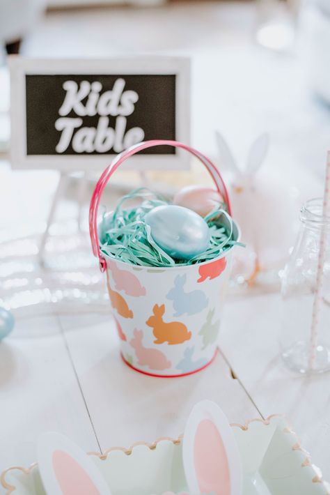 8 quick steps to plan your Easter celebration. Setting the perfect table or picnic for kids with PartyGeenius Boutique. Picnic For Kids, Easter Kids Table, Candy Club, Party Expert, Themed Desserts, Set The Table, Kids Table, Bunny Figurine, Outdoor Picnic