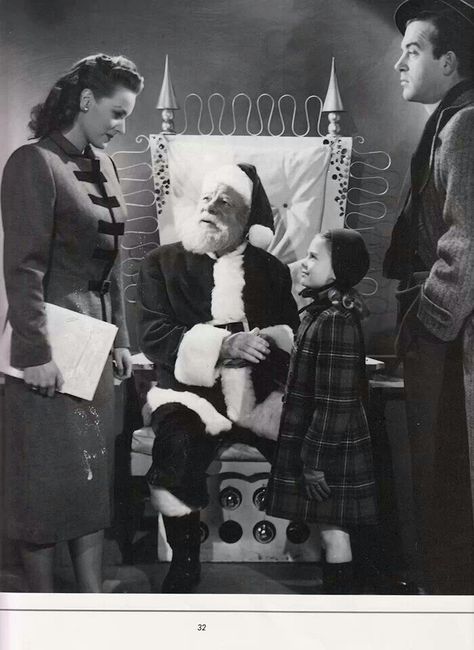 Maureen O’Hara, Edmund Gwenn, Natalie Wood & John Payne from their 1947 film, Miracle on 34th Street. John Payne Actor, Maureen O Hara, Event Director, John Payne, Miracle On 34th Street, Maureen O'hara, Classic Christmas Movies, Old Hollywood Movies, Natalie Wood