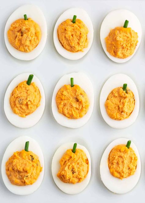 Halloween Deviled Eggs (Spiders & Pumpkins) - I Heart Naptime Halloween Snacks Deviled Eggs, Fall Themed Deviled Eggs, Halloween Themed Deviled Eggs, Pumpkin Shaped Deviled Eggs, Spooky Spider Deviled Eggs, Halloween Oreo Balls, Halloween Deviled Eggs, Devil Eggs, Homemade Caramel Corn