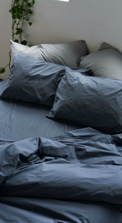 Bedding Minimalist, Masculine Bedding, Minimalist Bedding, Interior Design Minimalist, Masculine Bedroom, Minimalist Bed, Gray Bedroom, Room Makeover Bedroom, Home Modern