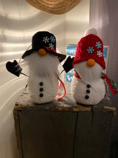 Christmas Knomes, Sock Snowman Craft, Primitive Christmas Decorating, Sock Crafts, Scouts Crafts, Gnomes Diy, Gnome Gift, Diy Snowman, Christmas Projects Diy