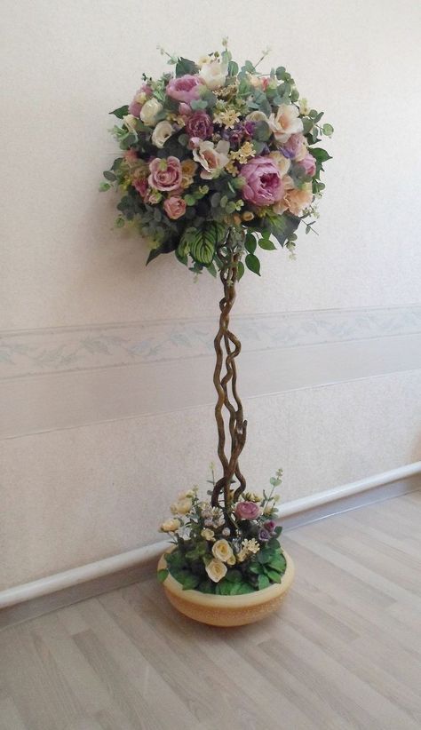 Hotel Flower Arrangements, Floral Topiaries, Topiary Centerpieces, Topiary Diy, Fake Flower Arrangements, Hotel Flowers, Garden Furniture Design, Fairy Garden Crafts, Easter Craft Decorations