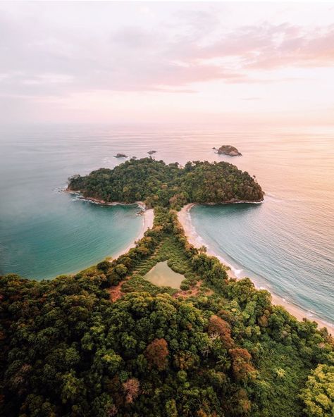 ↟ V i c T o R ↟ on Instagram: “Manuel Antonio National Park it’s one of the best representations on how Mother Nature 🌬 can surpass even the most talented artist creating…” Costa Rica Forest, Costa Rica History, Costa Rica Nature, Snowboarding Pictures, Costa Rica Manuel Antonio, Manual Antonio Costa Rica, Manuel Antonio Costa Rica, Costa Rica Travel Guide, Manuel Antonio National Park