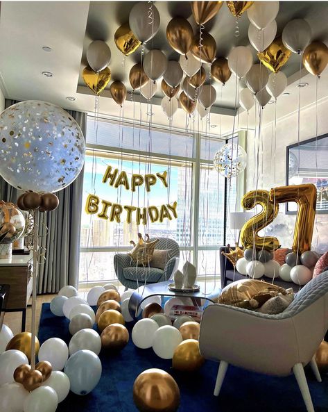 Happy Birthday Hotel Room Decor, 27th Birthday Decorations, Birthday Decor For Him, Birthday Room Surprise, Birthday Decoration Ideas At Home, Hotel Room Decoration, Hotel Birthday Parties, Birthday Decoration Ideas, Surprise Birthday Decorations