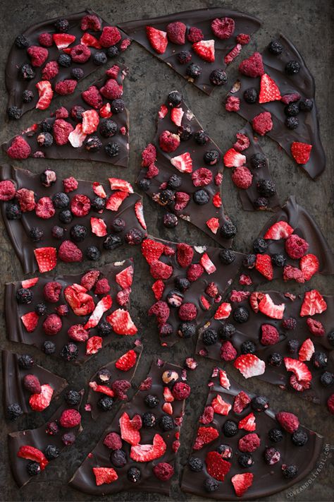 Fruity chocolate bark Candy Bark Recipes, Dark Chocolate Bark, Fruity Recipes, Chocolate Bark Recipe, Sweet Bites, Candy Bark, Freeze Dried Fruit, Bark Recipe, Oreo Dessert