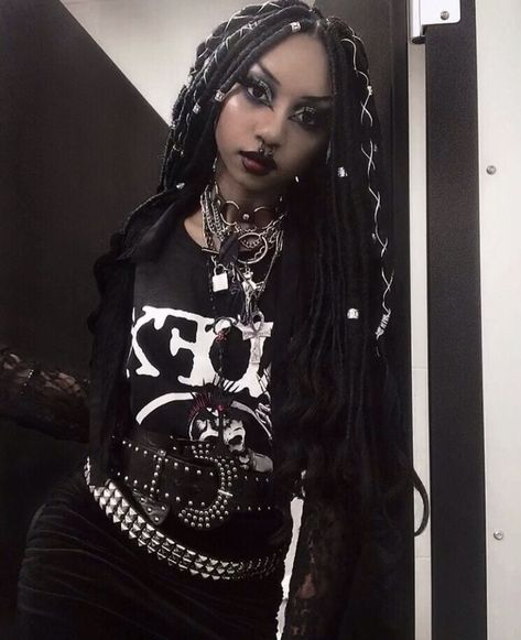 Gothic Hairstyles Black Women, Poc Metalheads, Alt Black Fashion, Black Alternative Fashion, Afro Goth Hairstyles, Goth Black Girls Aesthetic, Black Goth Girl Aesthetic, Black Alternative Girl Outfit, Black Women Goth