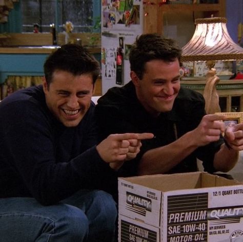 Chandler Bing Joey Tribbiani, Joey And Chandler, Trio Poses, Joey Chandler, Joey Friends, Comfort Series, Friends Best Moments, Friends Scenes, Happy Stuff