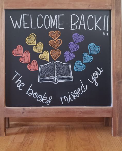 Library Chalkboard Signs, School Chalkboard Art, Library Classroom, Elementary Librarian, School Library Displays, Teen Library, Library Bulletin Board, School Board Decoration, Library Signs