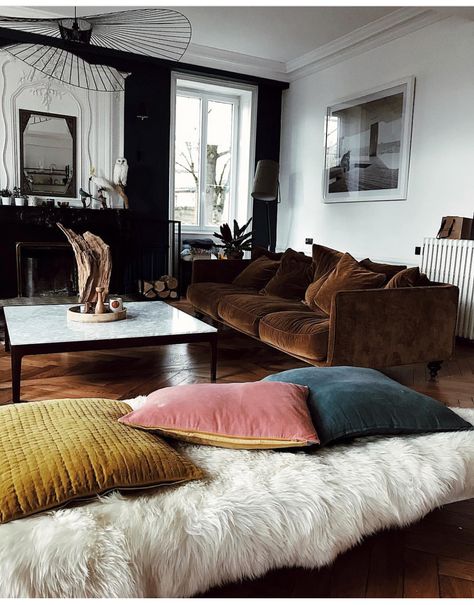 Moody Velvet Living Room, Moody Parisian Living Room, Brown Velvet Sofa Living Room Ideas, Black Leather Couch Living Room, Dark Moody Living Room, Velvet Couch Living Room, Piano Room Decor, White Leather Couch, Parisian Living Room