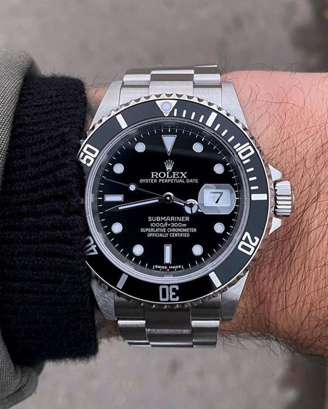 Used Rolex Submariner, Rolex 16610, Aesthetic Watches, Y2k Bracelets, Rolex Submariner 16610, Square Watches, Rolex Submariner Black, Black Rolex, Submariner Watch