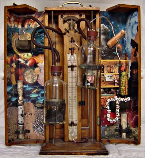 Joseph Cornell — Pioneer of Assemblage Art - Exposition Art Blog - Medium Joseph Cornell Boxes, Cornell Box, American Figurative Expressionism, Shadow Box Kunst, Box Assemblage, Joseph Cornell, Contemporary African Art, Shadow Box Art, Found Object Art