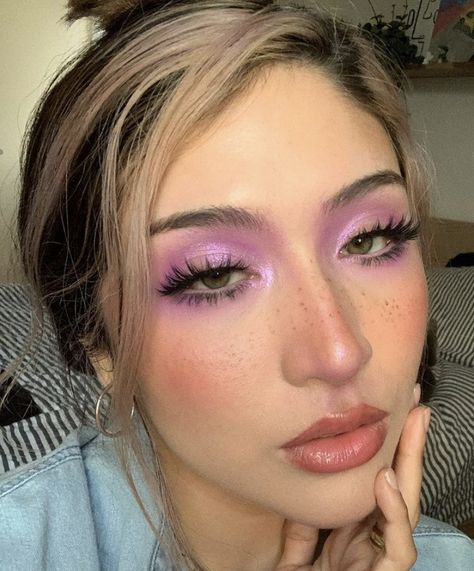 Pink Purple Eyeshadow, Pink Hair Makeup, Bold Eyeshadow, Pink Eyeshadow Look, Funky Makeup, Mekap Mata, 20 Makeup, Barbie Makeup, Swag Makeup