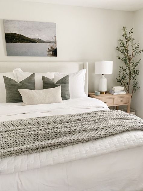 Cozy Modern Primary Bedroom, Queen Bed Neutral Bedding, Additional Bedroom Ideas, Bedroom Inspo Modern Elegant, Bedroom Inspirations Master Sophisticated, Bed With White Quilt, Small Farmhouse Bedroom Decor, White And Gray Master Bed, Apartment Decorating Sage Green