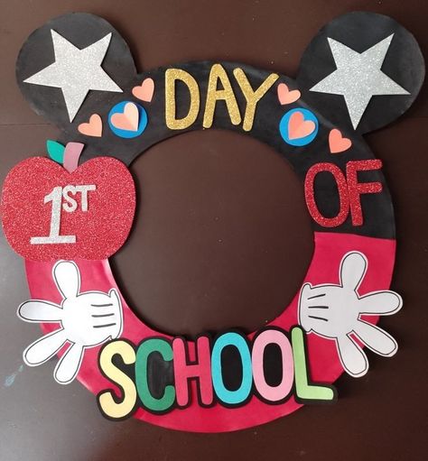 1st Day Of School Board Decoration, School Reopening Decoration, Teachers Day Chart, 1st Day Of School Decorations, Welcome To School Decoration, Welcome Board For School, Kids Crafts Preschool, Preschool Decor, School Kids Crafts