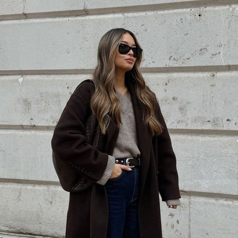 V. — VANESSA ROSE on Instagram: "It’s getting colder so coats are coming out 👀🤎🍂 I low key love autumn dressing! *will link this look under “Nov links” highlight #casualoutfit #casualstyle #capsulewardrobe 

📸 @glameramo" Vanessa Rose, Love Autumn, Low Key, Coming Out, Capsule Wardrobe, Casual Style, Casual Outfits, Key, On Instagram